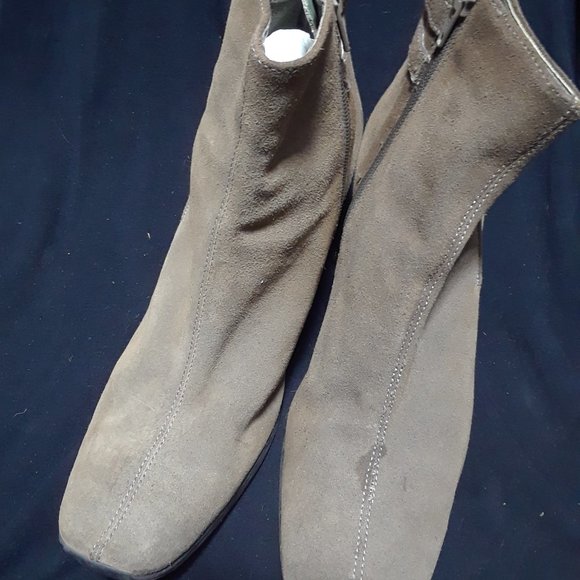 Sage green ankle boots. Size 40 preowned - Picture 4 of 5